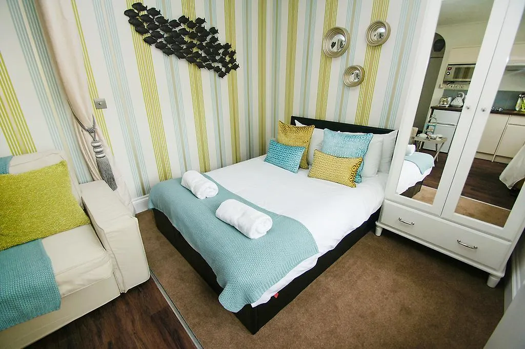 Between Piers - Central- By Brighton Holiday Lets Apartment